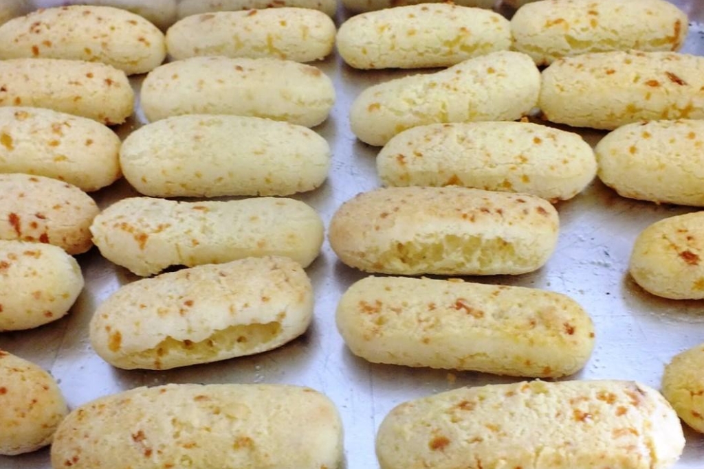 Biscoito de polvilho assado com queijo no forno, uma delícia que derrete na boca