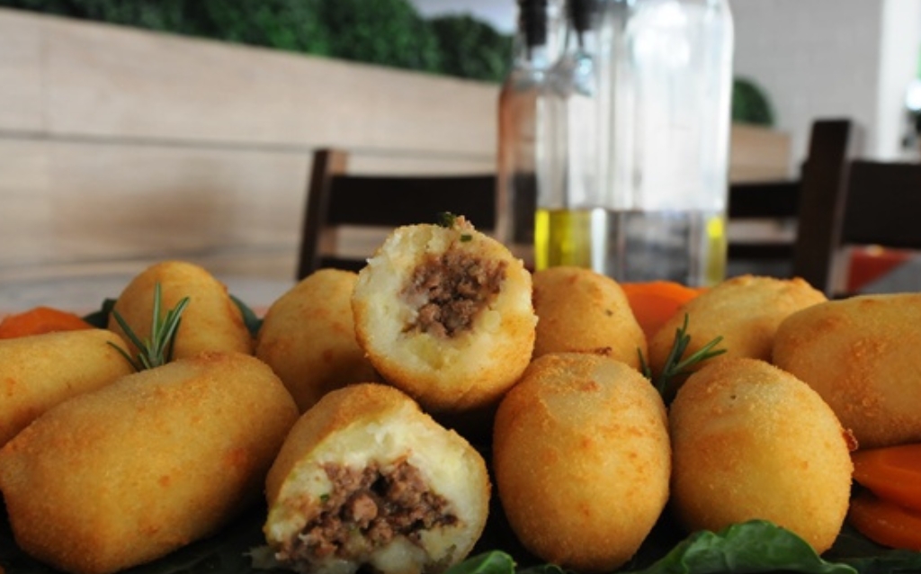 Bolinho de mandioca recheado com carne moída que desmancha na boca