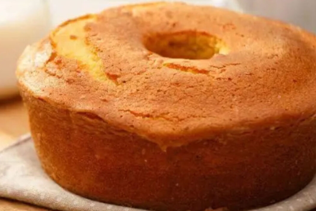 Bolo de 5 copos, leva ingredientes simples que você mede no copo, bate e leva para assar. 