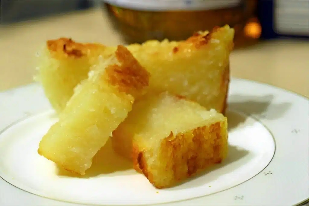 Bolo de aipim cremoso, com uma textura de massa deliciosa que derrete na boca