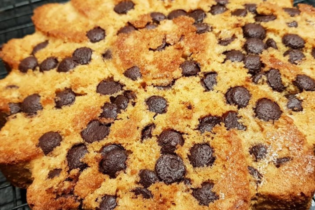 Bolo de café com gotas de chocolate, fica divino e muito lindo