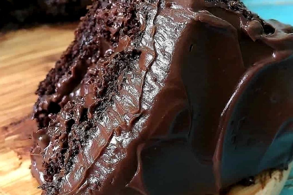 Bolo de chocolate cremoso, sua família vai ser só elogios pra esse bolo