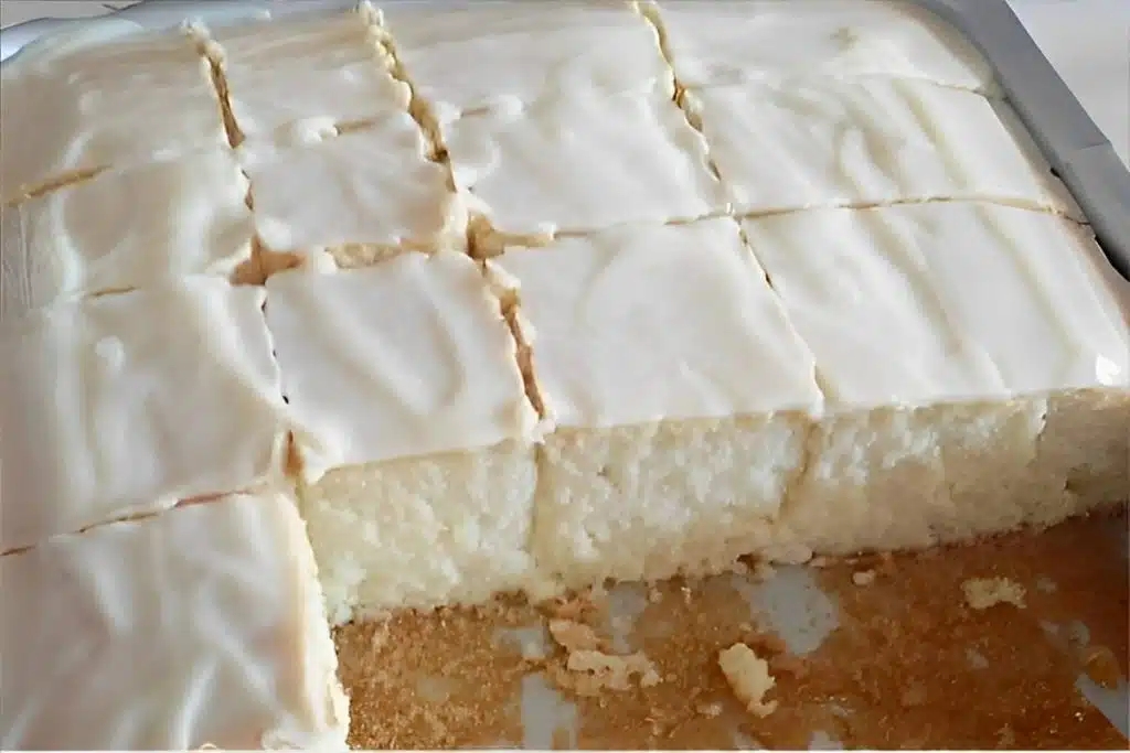 Bolo de limão com cobertura azedinha e deliciosa, a perfeição em cada pedaço 