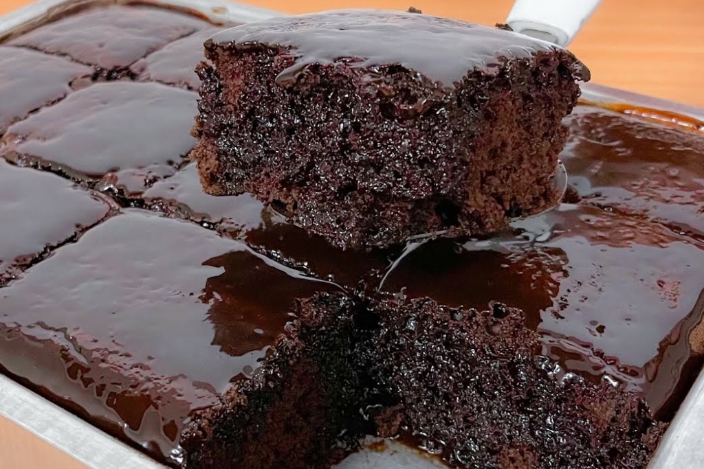 Bolo molhadinho de chocolate, ótima pedida para servir como sobremesa ou no cafezinho da tarde