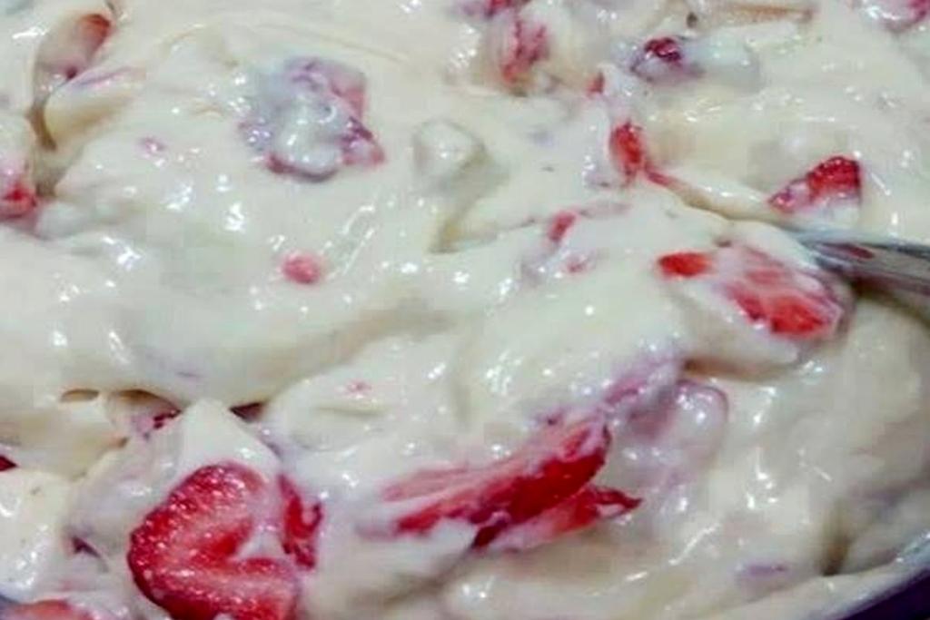 Creme suiço com morangos, para rechear bolos ou servir como sobremesa