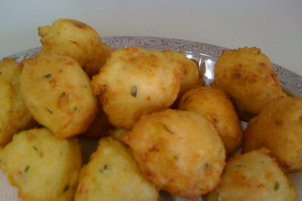 Essa receita de Bolinho de arroz de liquidificador foi feita para os preguiçosos de plantão, para quando bate aquela fome