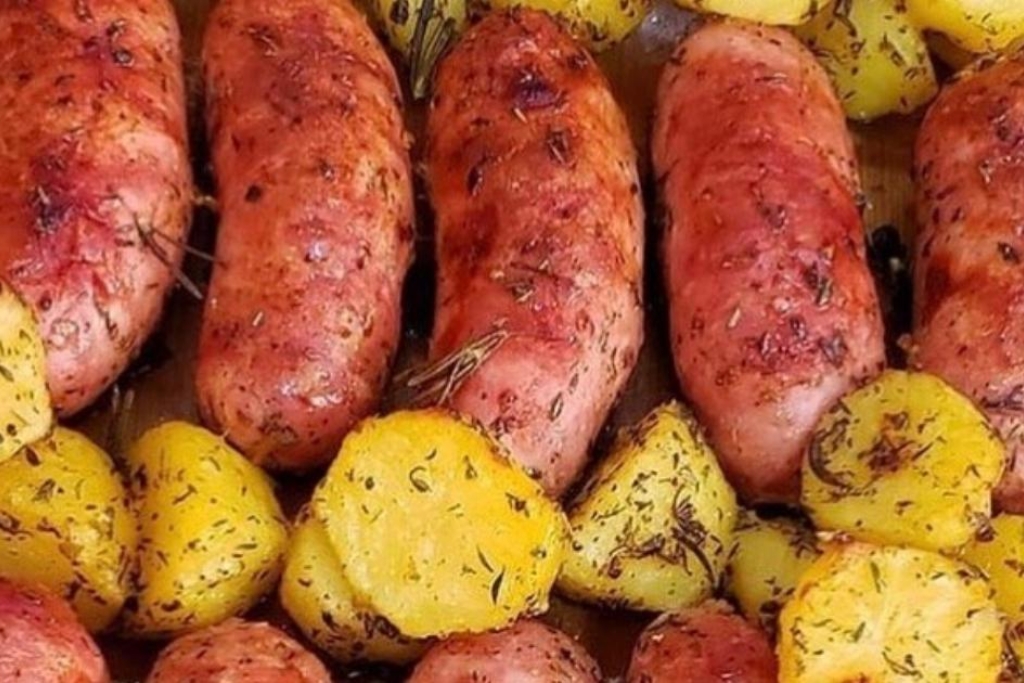 Linguiça assada com batata que faço toda vez que fico sem opção de mistura