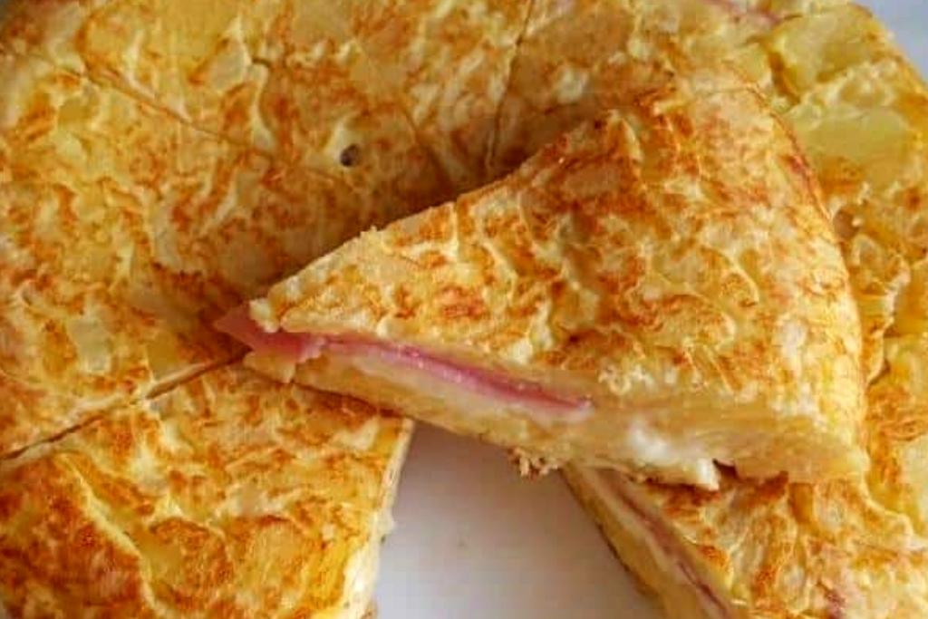 Omelete de batata com recheio de presunto e queijo, fácil de fazer com ingredientes simples