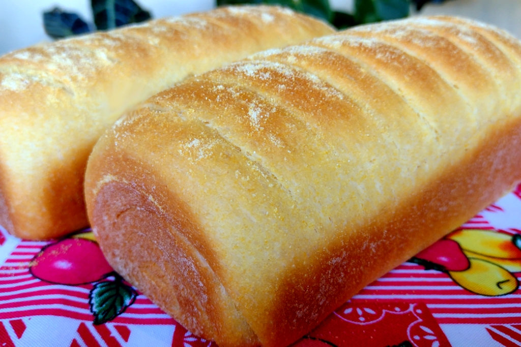 Pão de fubá caseiro, perfeito para comer tomando uma xícara de café quentinha