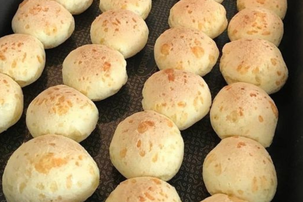 Pão de queijo fácil, crocante por fora e macio por dentro perfeito para o lanche ou o café