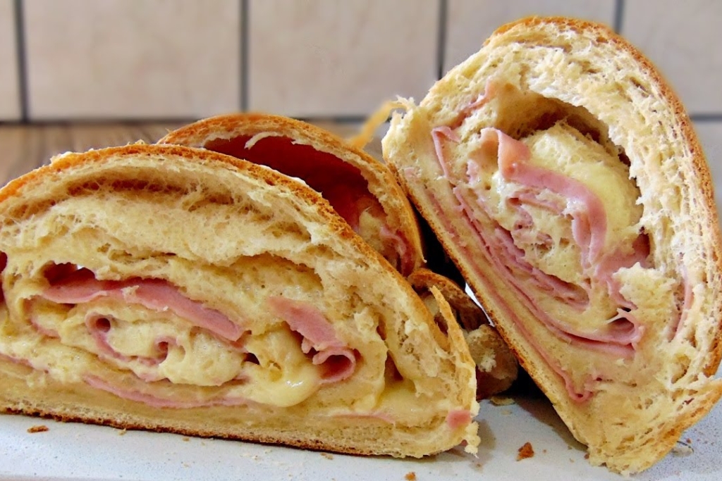 Pão recheado de presunto e queijo, o salgado favorito de todo mundo