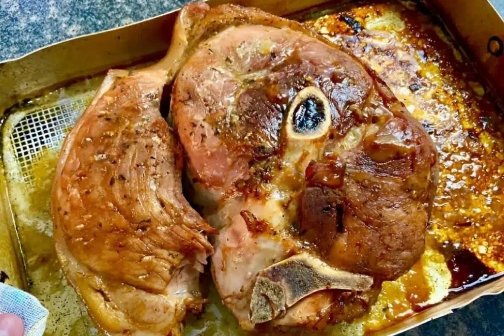 Pernil assado desmancha na boca com tempero vai deixar seu vizinho doido por um pedaço