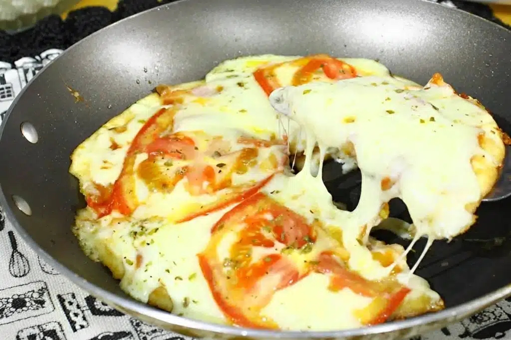 Pizza de frigideira é uma excelente opção para aqueles dias em que queremos comer algo bem gostoso