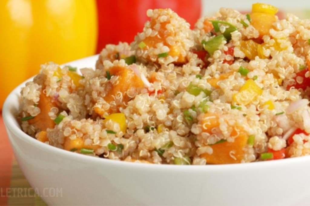 Risoto de quinoa com tomate e cúrcuma saboroso e rápido