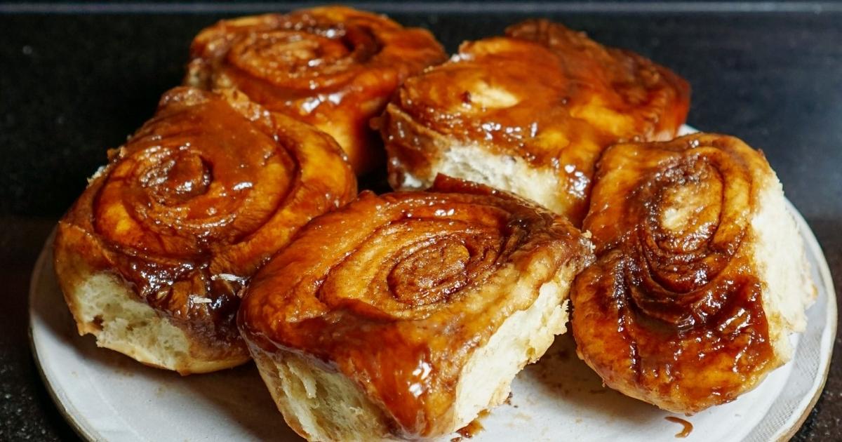 Rolinhos Grudentos de Caramelo, o Melhor Café da Manhã da Sua Vida! 