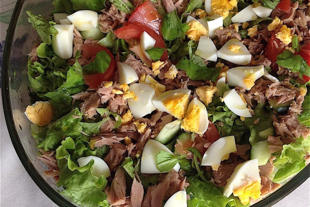 Salada de atum com ovo, para sair da mesmice faça essa salada diferente e deliciosa 