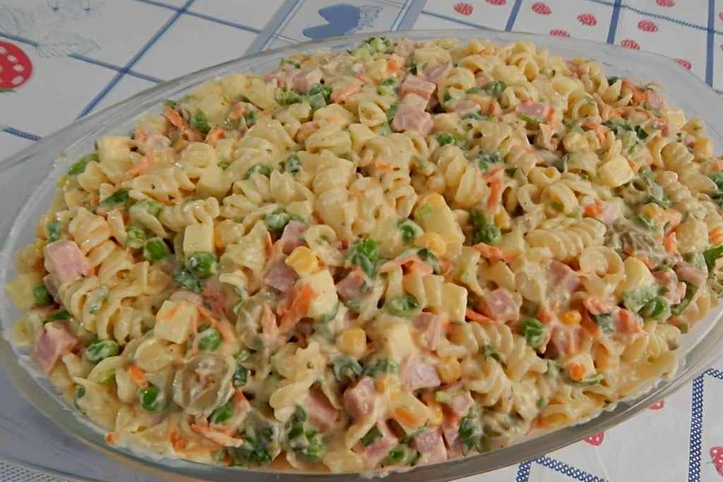 Salada de macarrão ou macarronese, eu sempre faço essa receitinha no natal