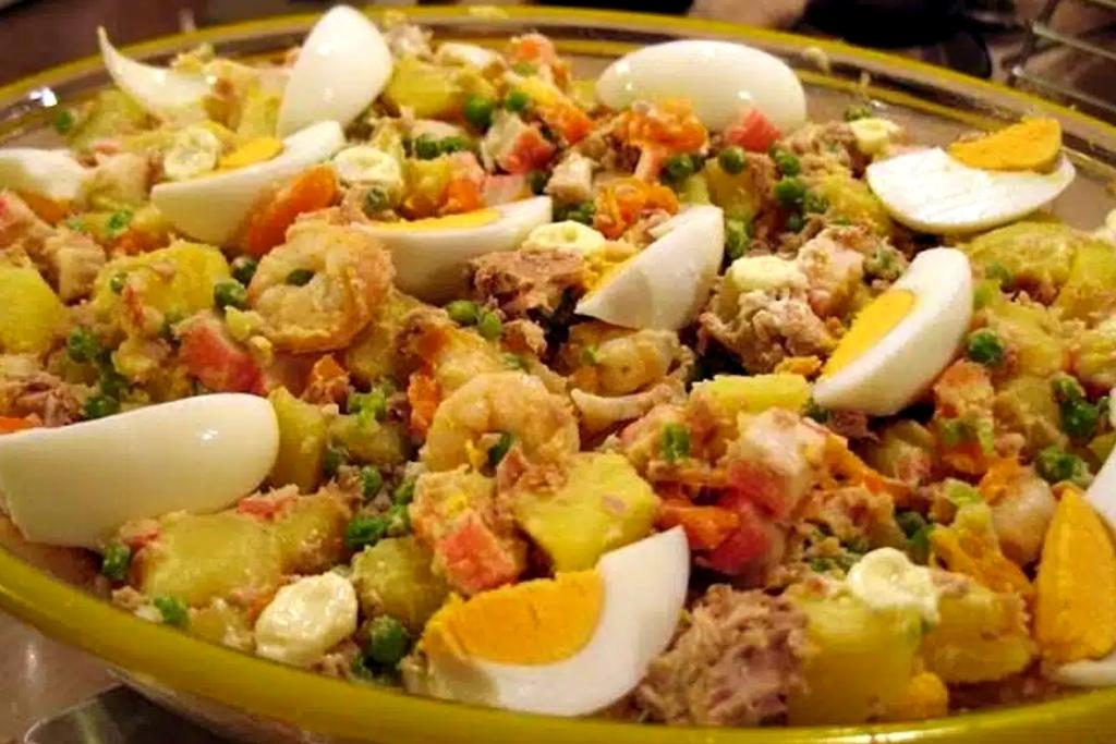 Salada russa de atum com camarão, para uma refeição mais deliciosa