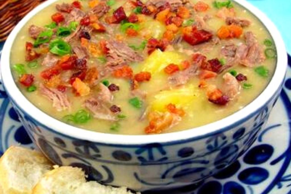 Sopa de mandioca com músculo e bacon, perfeita e super cremosa