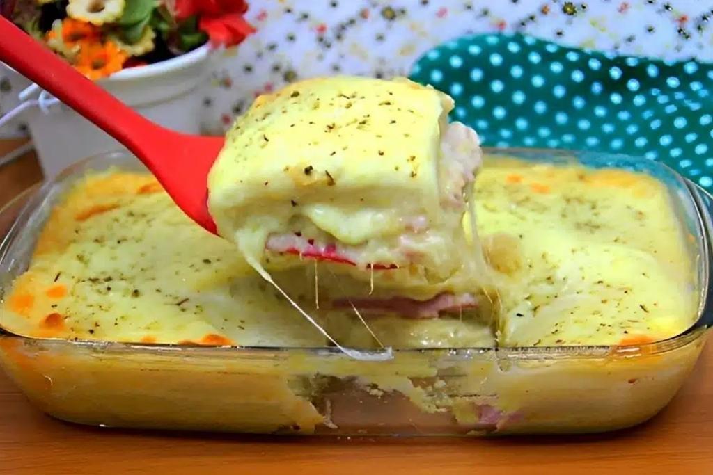 Torta de batata com recheio de presunto e queijo uma refeição deliciosa e fácil de preparar