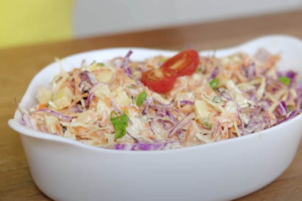 Salada tropical simples feita com repolho roxo e frutas uma salada perfeita para o natal