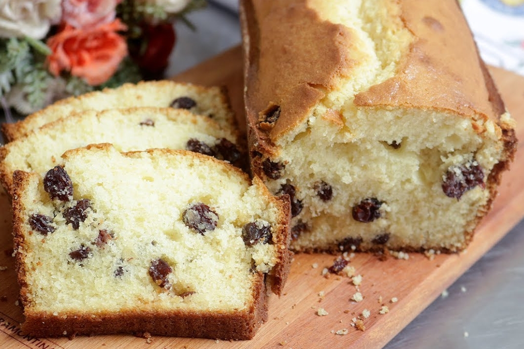 Bolo de creme de leite com uvas passas feito no liquidificador